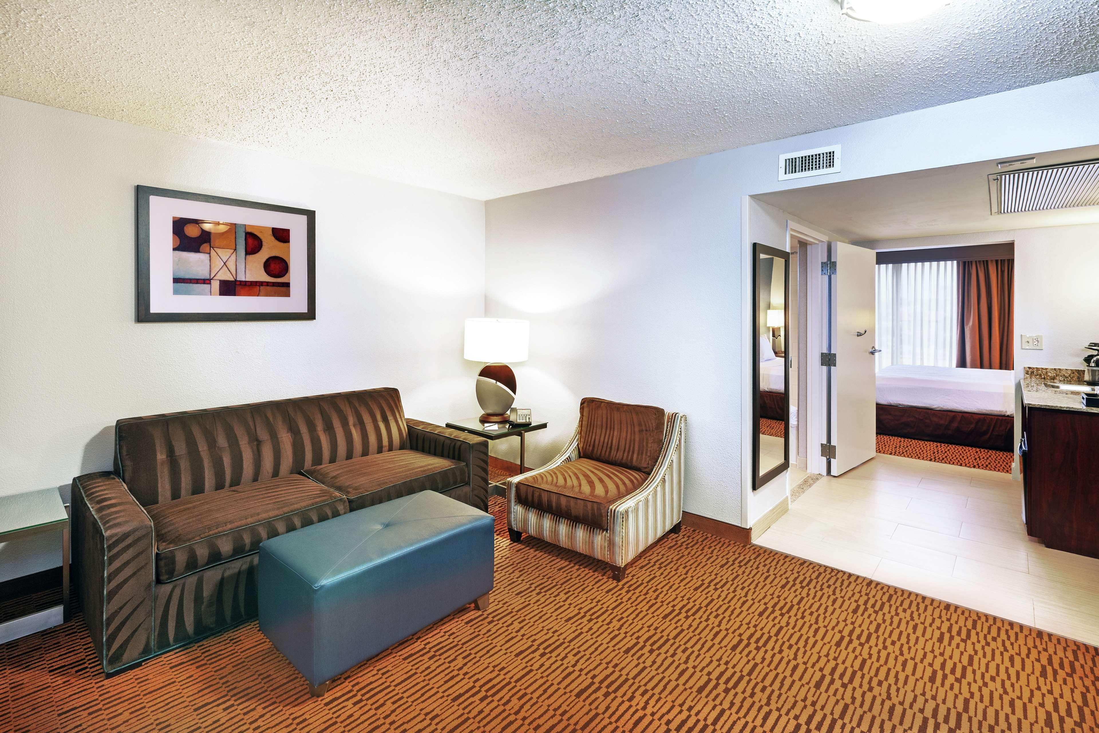 Embassy Suites By Hilton Dallas Market Center מראה חיצוני תמונה