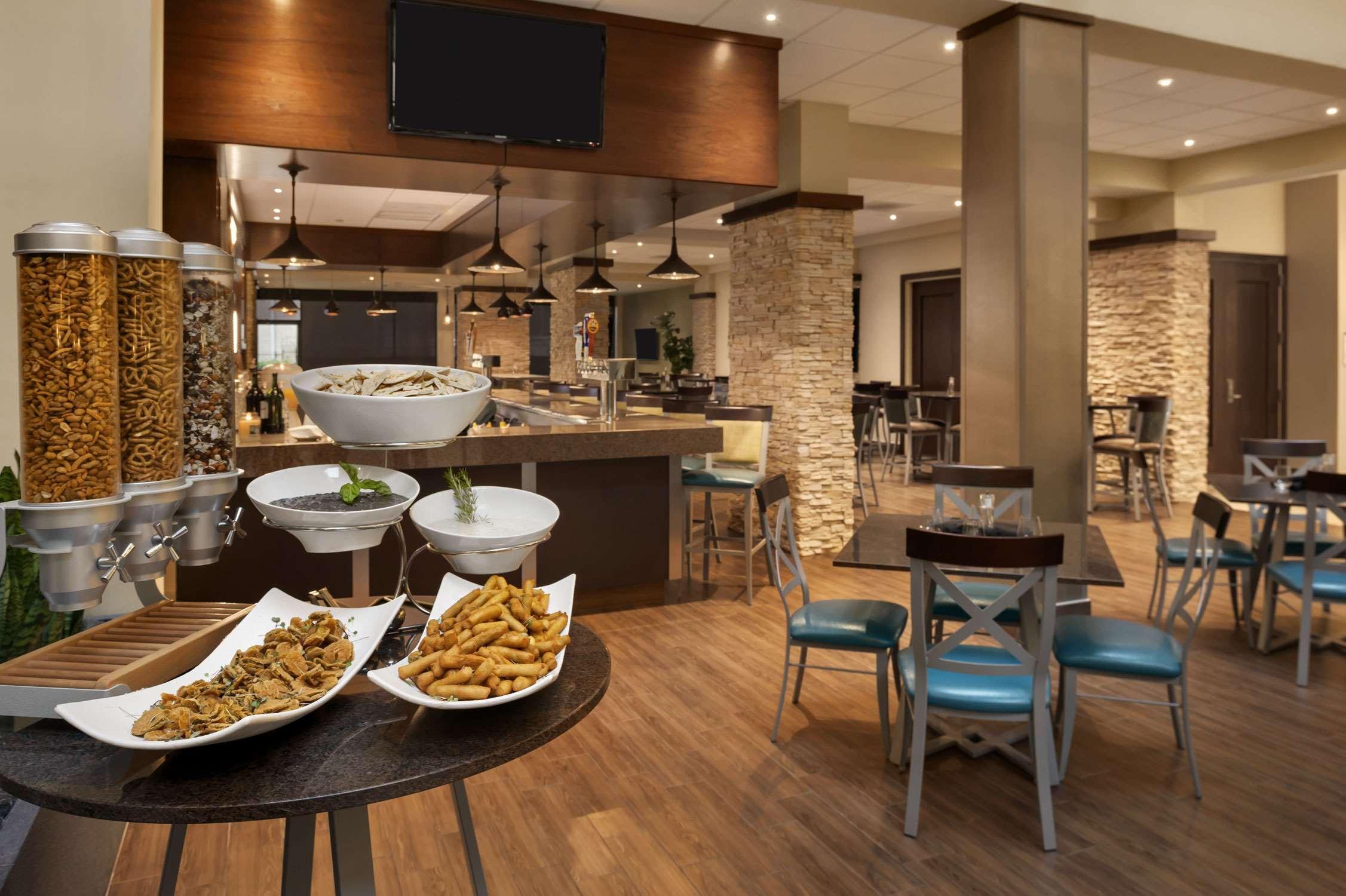 Embassy Suites By Hilton Dallas Market Center מסעדה תמונה