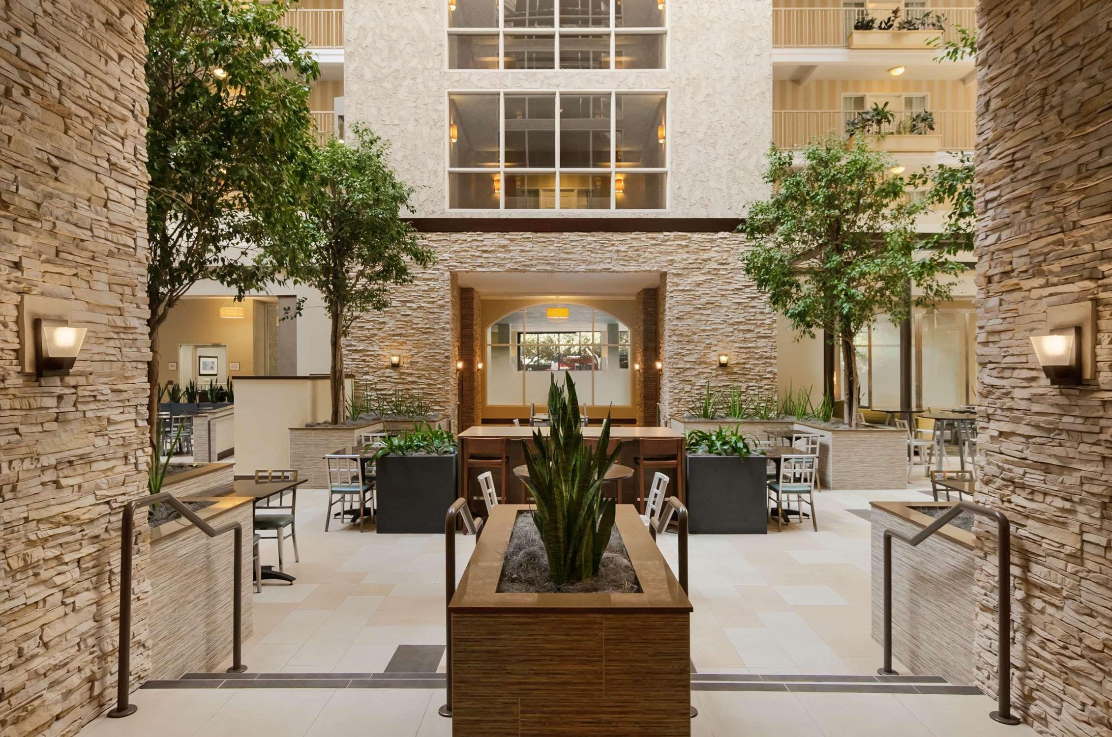 Embassy Suites By Hilton Dallas Market Center מראה פנימי תמונה