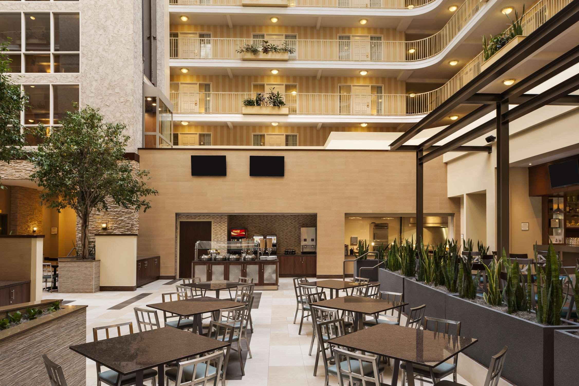 Embassy Suites By Hilton Dallas Market Center מסעדה תמונה