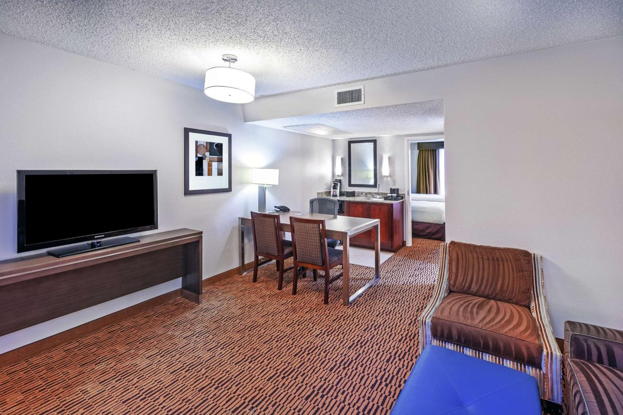 Embassy Suites By Hilton Dallas Market Center מראה חיצוני תמונה