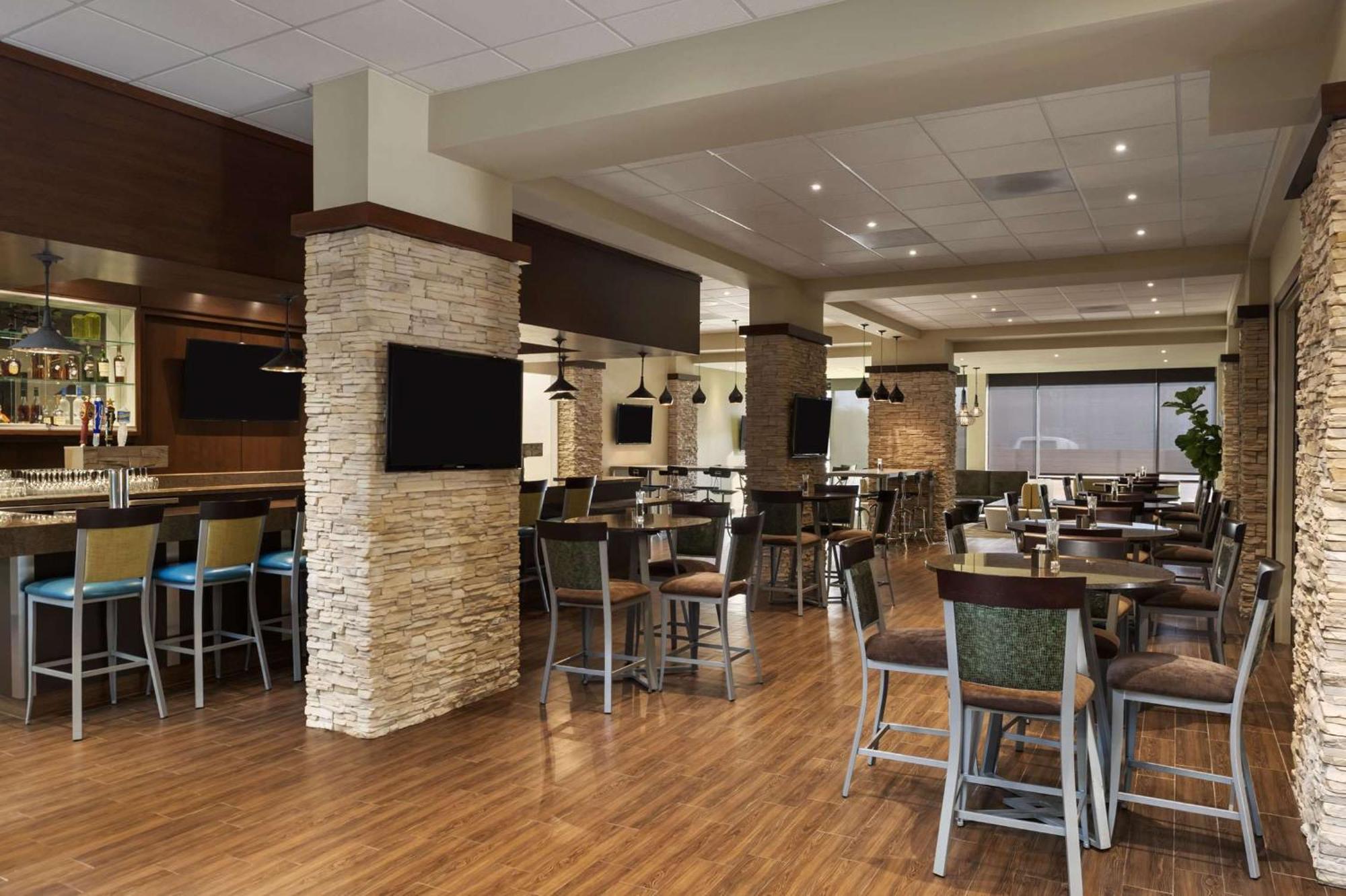Embassy Suites By Hilton Dallas Market Center מראה חיצוני תמונה