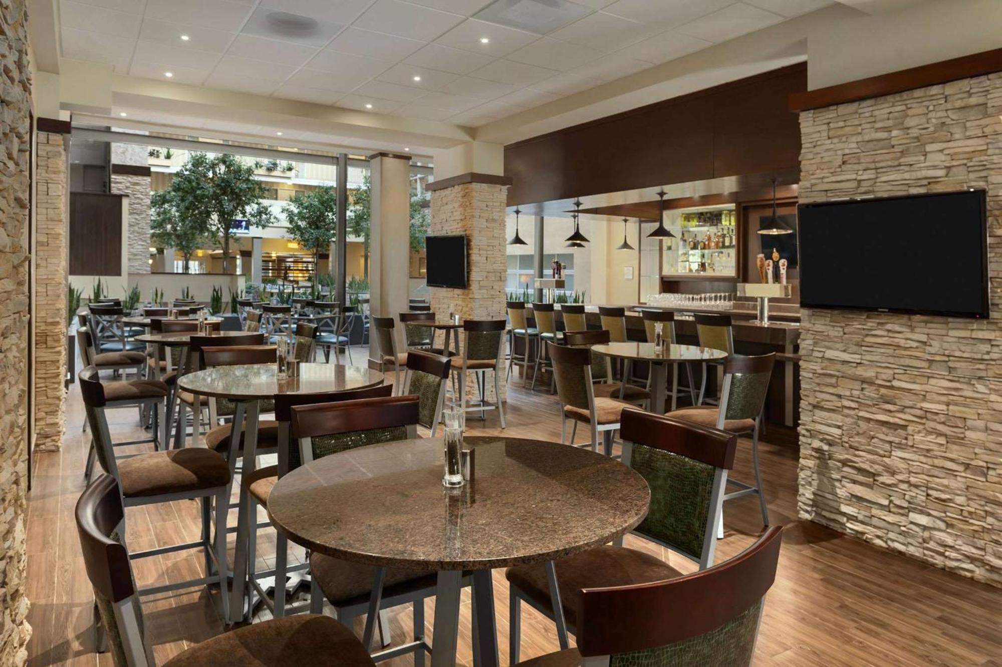 Embassy Suites By Hilton Dallas Market Center מראה חיצוני תמונה